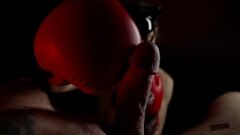 Reproducir La amante en los guantes de boxeo da una mamada y puños doloridos grandes polla