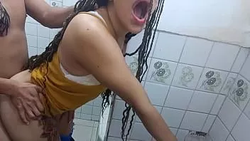 再生 私は継父のお気に入りの継娘です。彼が私のお尻をファックできるようにトイレに行きます。