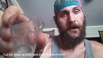 播放 爸爸让你喝一杯精液，因为你从壁橱里偷看他