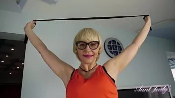 再生 Auntjudys - 43 歳の巨乳主婦リンダは彼女の成熟した猫を汲み上げてオナニーします