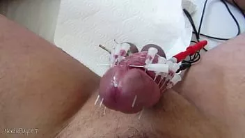 公鸡串接 estim cbt 10 针免提射液,带球挤压 - 电刺激独奏磨边