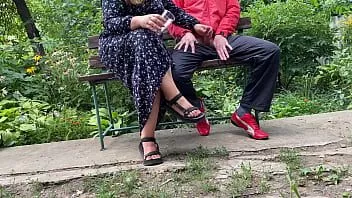 Riproduci Una calda milf si masturba un grosso cazzo in un bicchiere nel parco su una panchina