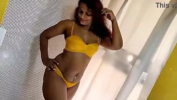হলুদ ব্রা ঠোঙা চেষ্টা এবং যৌন স্তনবৃন্ত কভার শো
