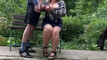 Riproduci Eiaculazione di cazzo grosso sulle sue tette nel parco su una panchina