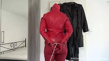Riproduci Moglie incappucciata di pelle rossa in manette e catene