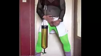 Riproduci Crossdresser ama il gusto della pipì e dello sperma insieme, non importa chi sta guardando
