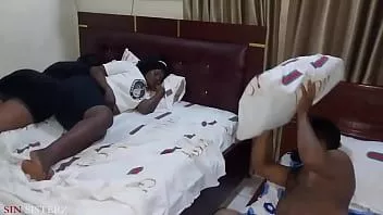 Putar Saat mereka krissyjoh masuk ke sin sisterz mengajukan kedua saudara tirinya sudah siap dan bayangkan siapa di antara mereka yang akan dia pergi lebih dulu cukup lucu dia mulai dengan melempar bantal ke pantat besar hitam afrika ratu sin sisterz yang paling dicari