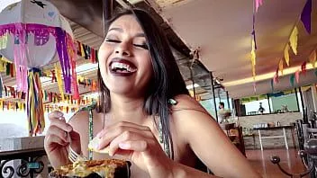 Jouer Une adolescente mexicaine attend son petit ami au restaurant - de l'argent pour du sexe
