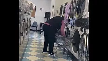 Reproducir Atrapada dama culona lavando la ropa
