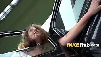 Afspelen Ruige seks met zich misdragende tiener in taxi