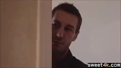 Afspelen Cuckold echtgenoot filmt erotische ontmoeting van vreemdgaande vrouw met tienerstagiair