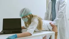 play Asistenta fierbinte nu poate rezista penisului doctorului: Creampie la birou cu lins de păsărică și mănuși