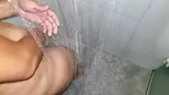 play Sexe sous la douche avec son mari cocu et sa femme chaude