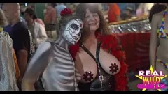 play Buiten orgiefeest met sexy sletten die in het openbaar flitsen