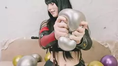 Reproducir Tifa Lockhart de Final Fantasy en sexy cosplay fetiche en solitario juego con globos inflables