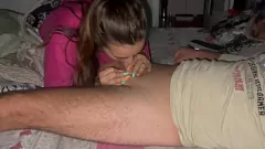 Redare Soțul Cuckold împărtășește țâțele perfecte ale soției cu cel mai bun prieten