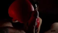 Reproducir La amante en los guantes de boxeo da una mamada y puños doloridos grandes polla