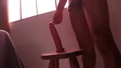 play Antrenament solo hardcore cu dildo uriaș acasă