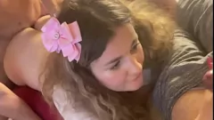 تشغيل زوجة شقراء مفلس الملاعين رجل آخر في الثلاثي الساخن ، مهين زوجها