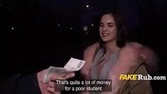 تشغيل امرأة سمراء مفلس يتحول في سن المراهقة إلى كأس النقد