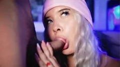 Abspielen Chubby Colombian Teenager mit Big Butt liebt es, Schwanz vor der Kamera zu lutschen