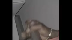 Odtwórz Samotny i napalony facet głaszcze swojego ogromnego kutasa podczas masturbacji pierścieniem kutasa