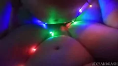 Reproduzir LexyAndCash entregando um presente de Natal travesso com peitos grandes e buceta batendo