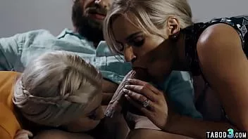 Riproduci Uomo infelicemente sposato che condivide un'adolescente magra Kenzie Reeves con la moglie milf Rachael Cavalli