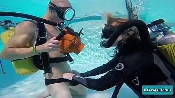 Riproduci Jason mette il suo grosso cazzo in Monica in piscina
